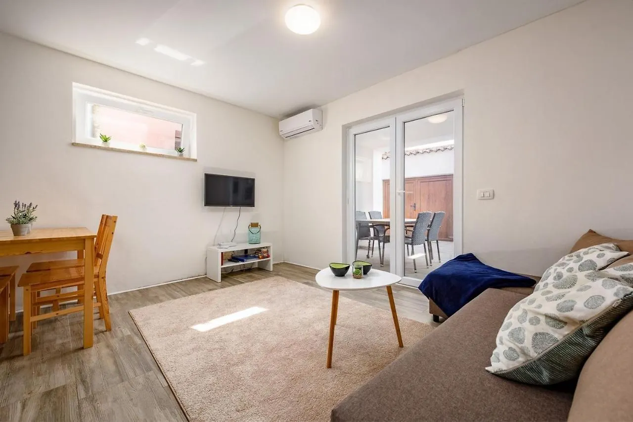 Center House With Apartments Umag