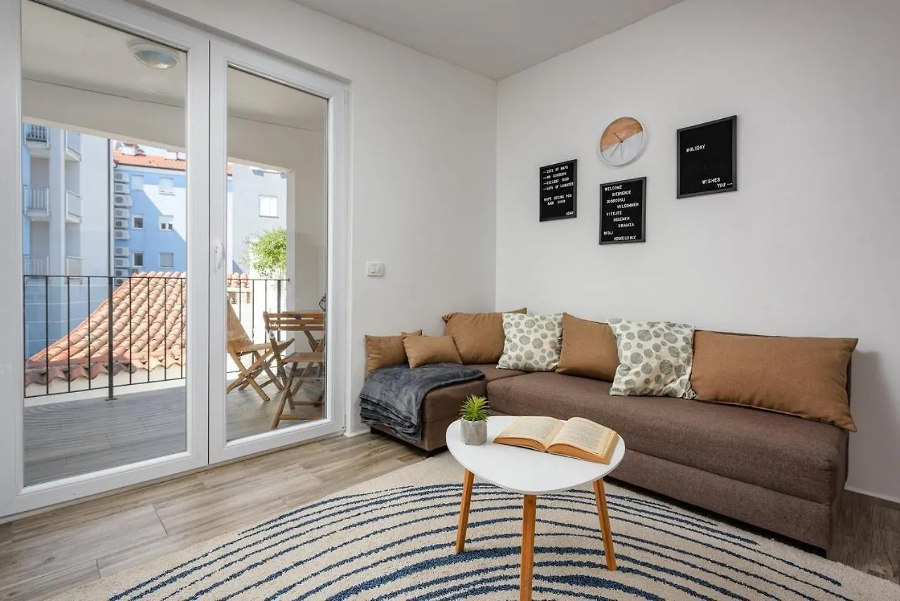 Center House With Apartments Umag