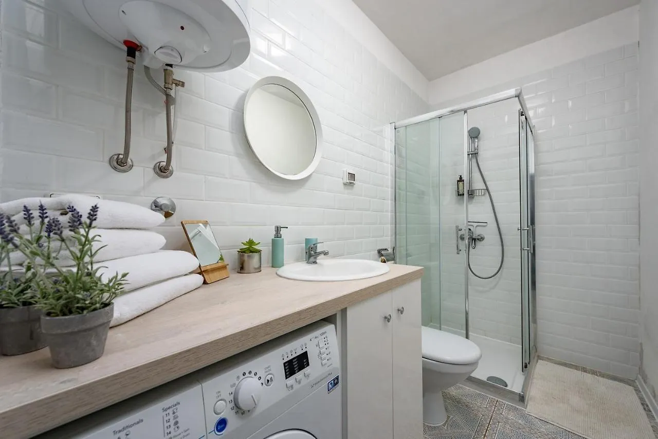 Center House With Apartments Umag