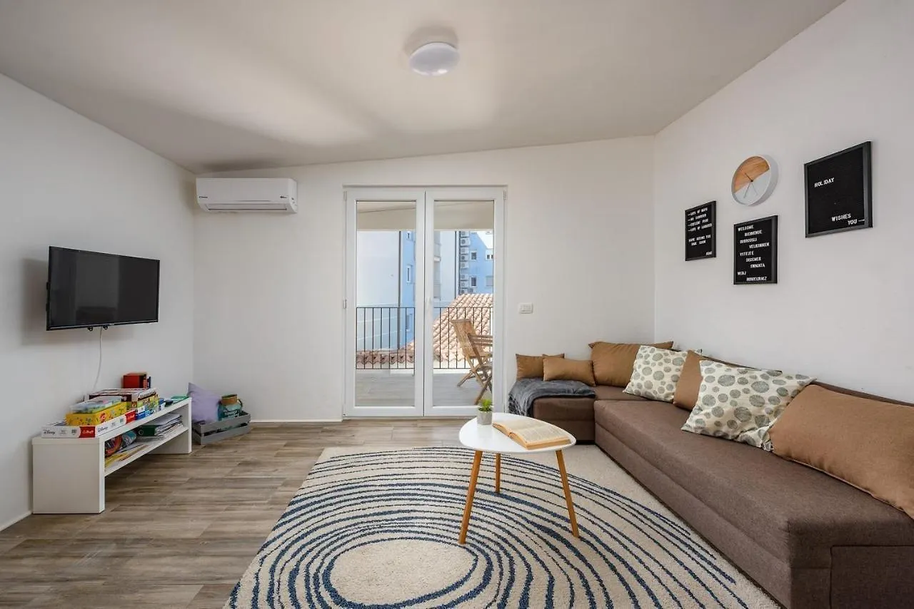 Center House With Apartments Umag Croatia