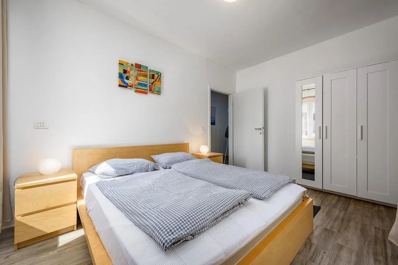 Center House With Apartments Umag