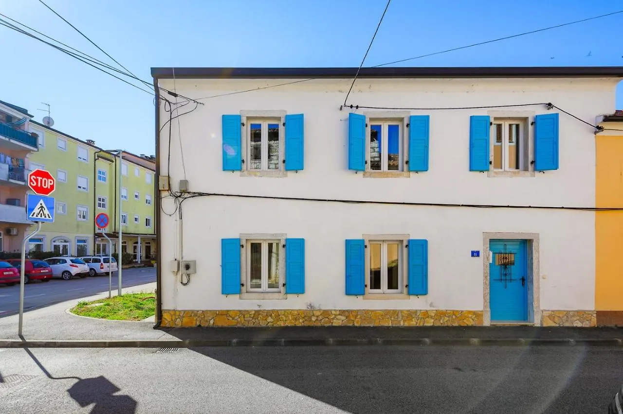 Center House With Apartments location