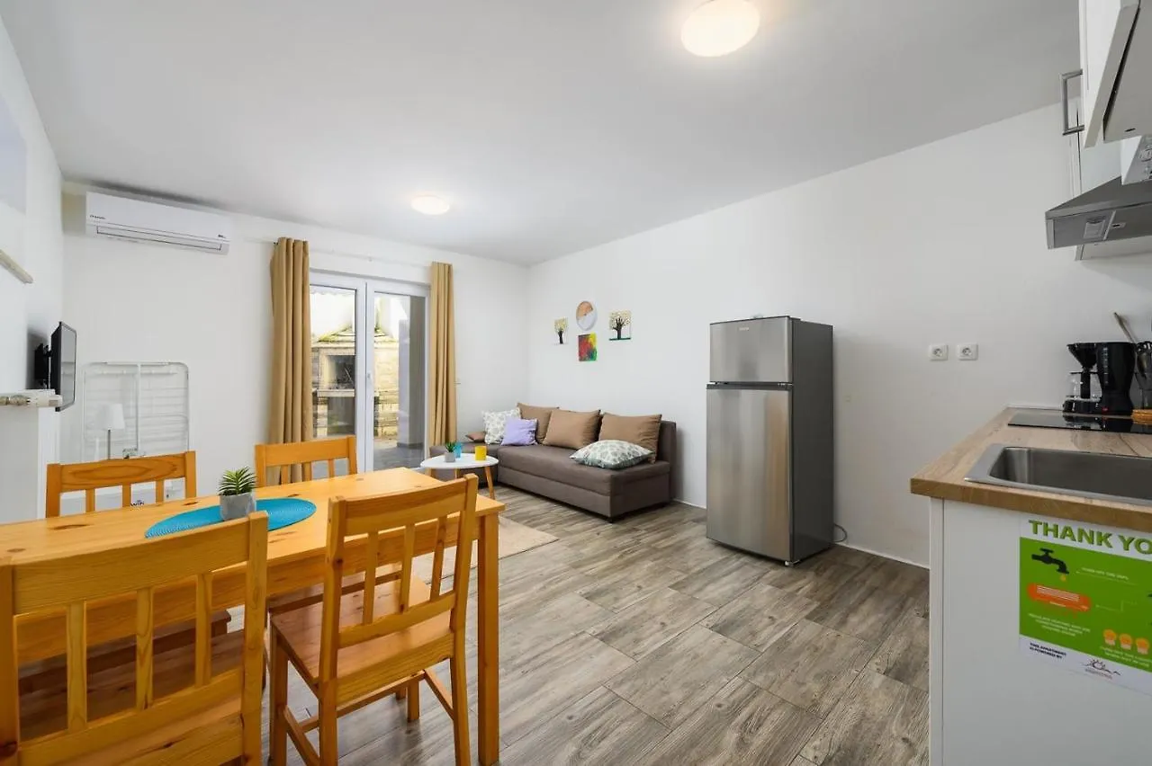 Center House With Apartments Umag
