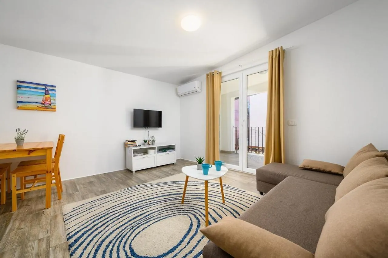 Center House With Apartments Umag