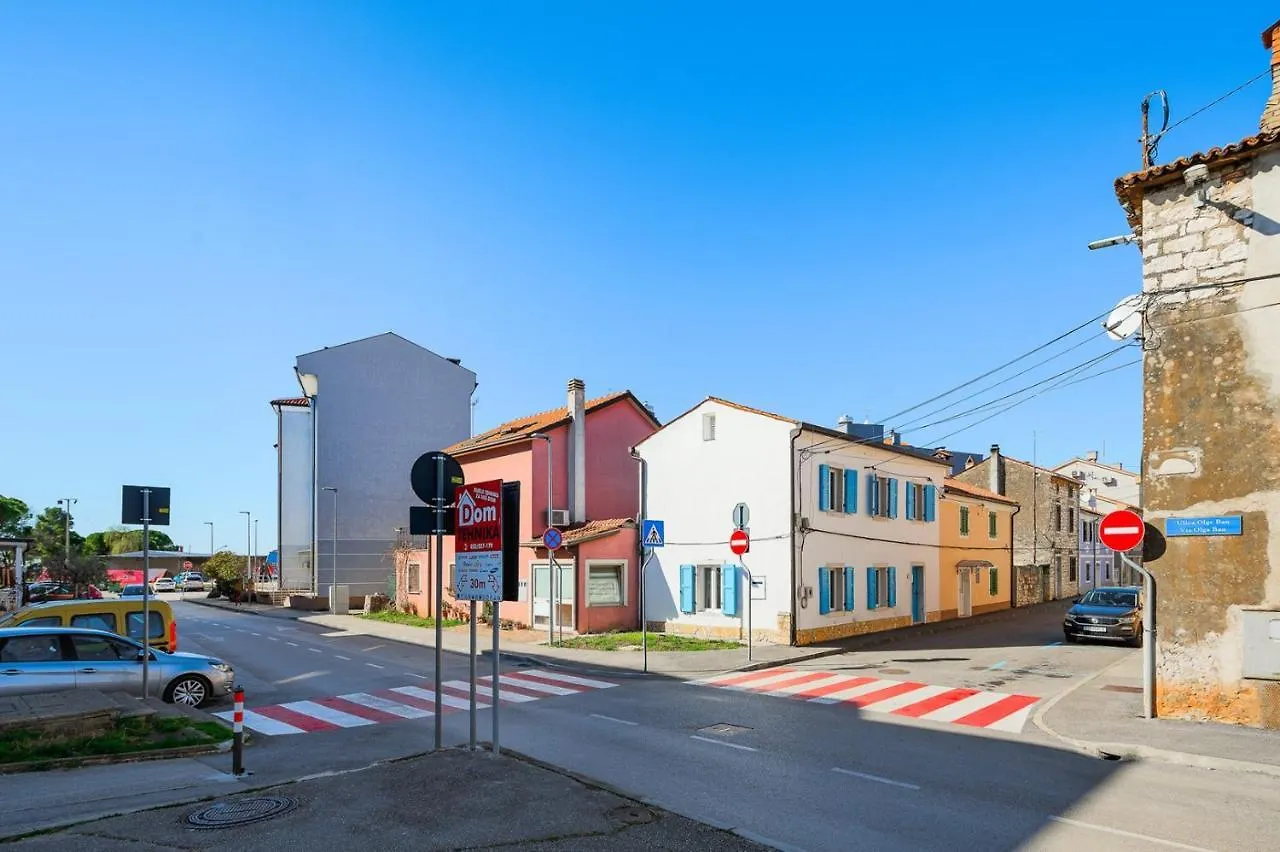 Center House With Apartments Umag