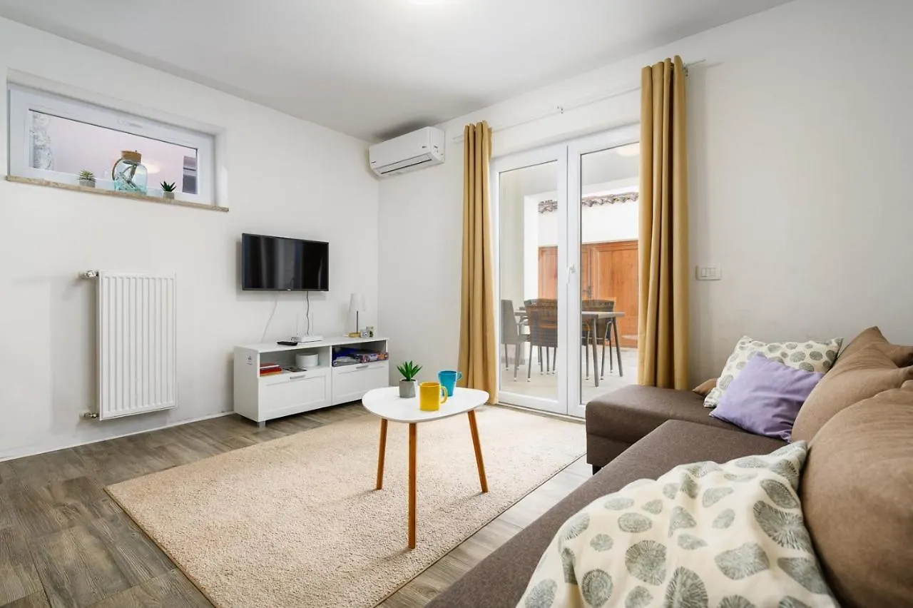 Center House With Apartments Umag Croatia